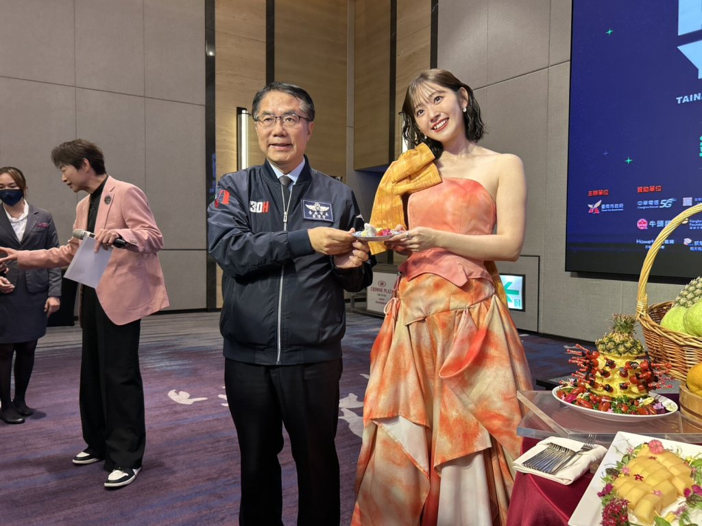 跨年演出藝人鈴木愛理、新生代男團ALL(H)OURS抵台南 各地應援粉絲都就位