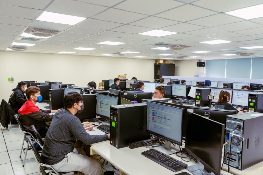 看準AI潮流暨人才需求趨勢　桃竹苗分署開辦AI雲端課程助「資訊老兵」黃袍加身成為「AI 科技新銳」