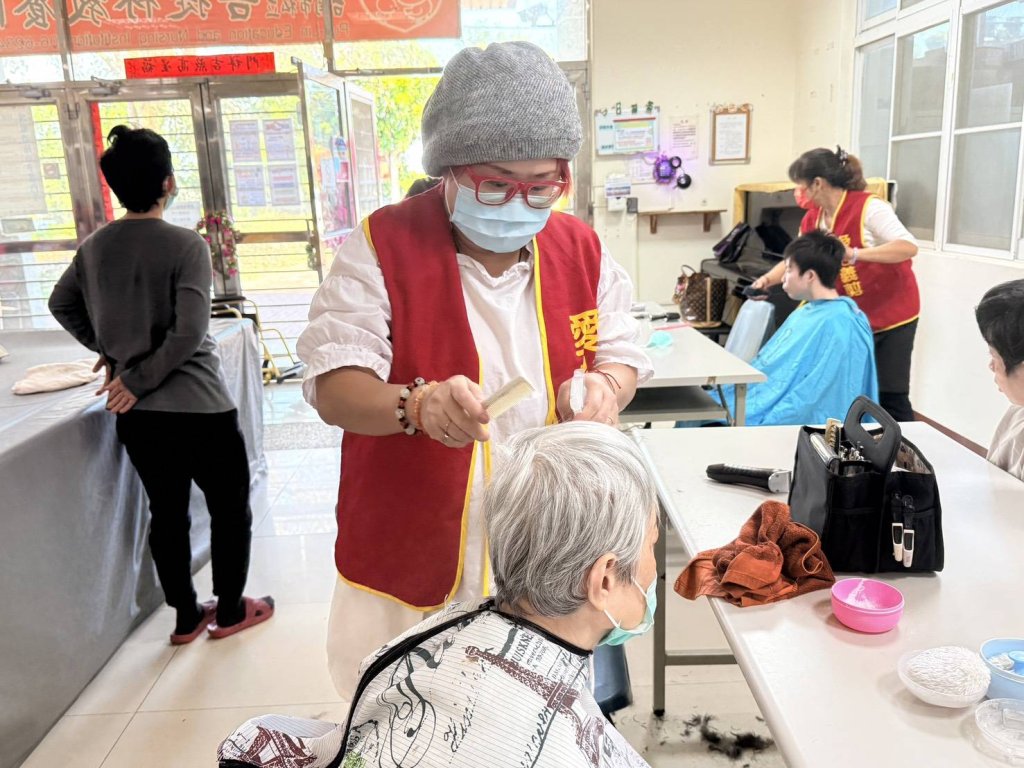 勞工局攜手職業工會志工歲末義剪送暖 讓愛從「頭」開始