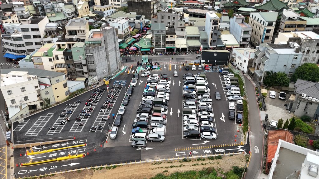 南苗市場停車場啟用試營運　縣長拍板延長春節前免費措施