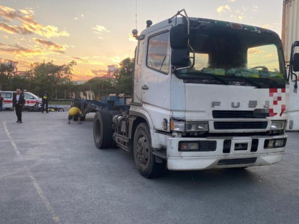 高雄港區貨櫃場出站口 聯結車與機車騎士碰撞 騎士腿腳掌分離