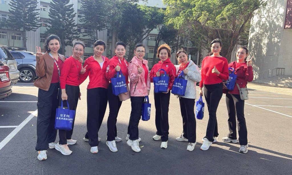 台南市鳳之韻旗袍協會成立6年多  年年元旦到佳里榮家關懷