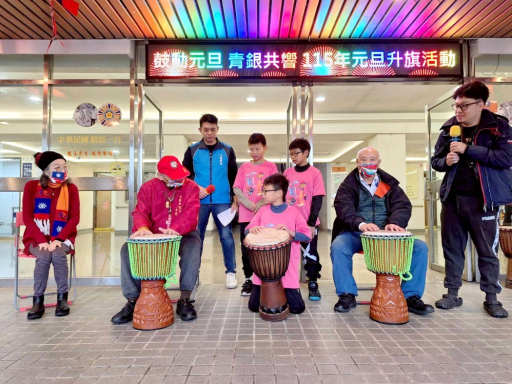 鼓聲與掌聲交織譜寫世代共融樂章　2026元旦升旗八德榮家長輩與百吉國小學童同樂歡慶迎新年