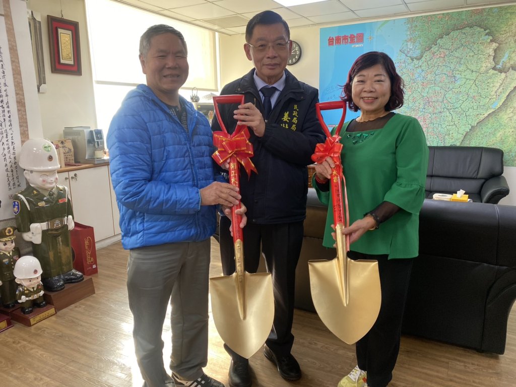 少子化時代求好孕 民政局長姜淋煌親送「金鏟子」傳祝福