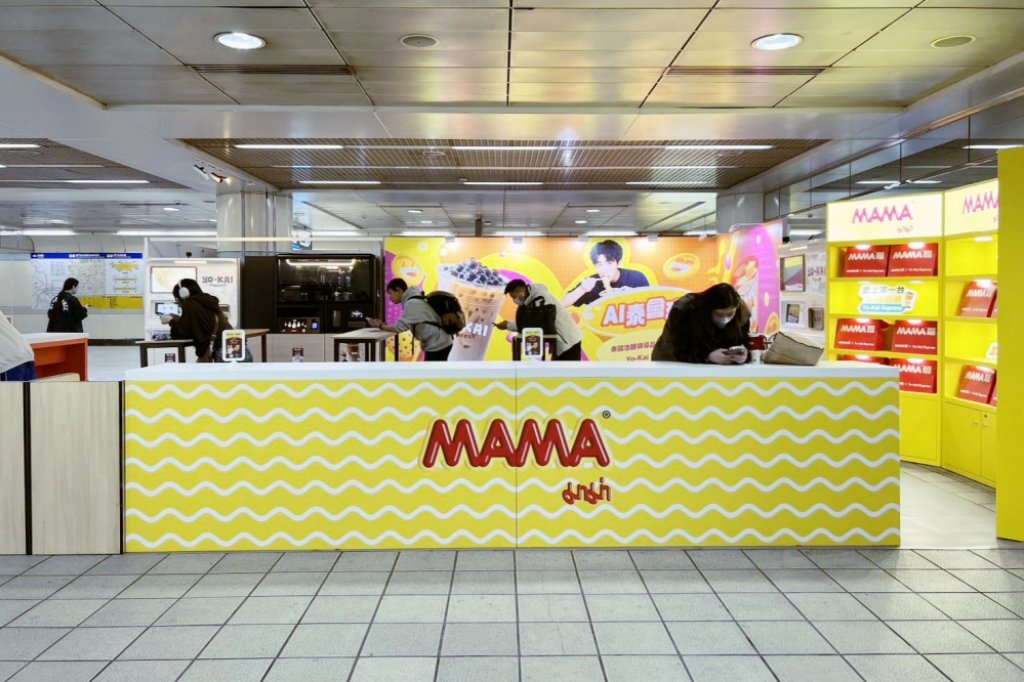 輕鬆享用、顛覆味蕾　AI熱食販賣機通路Yo-Kai攜手 泰式風味現煮麵MAMA進駐台灣即點即煮泡麵市場