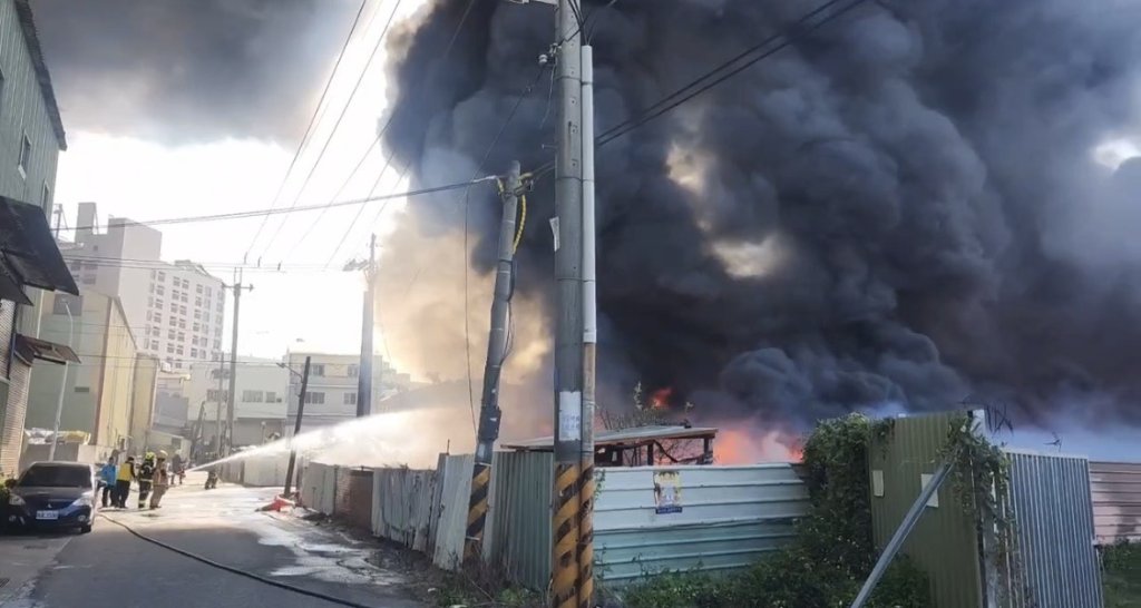 永康區鹽東段地號發生火警 環保局獲報第一時間派員到場監控最高可罰500萬元罰金