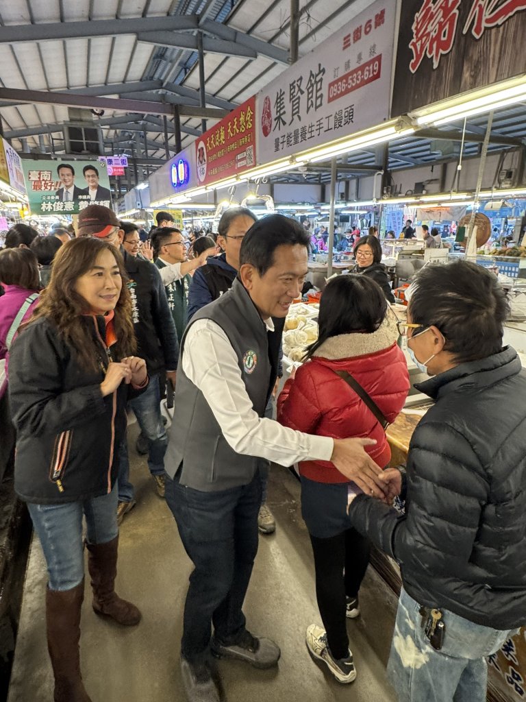 民調決戰倒數！林俊憲深入永康尚青黃昏市場 全力衝刺市長初選