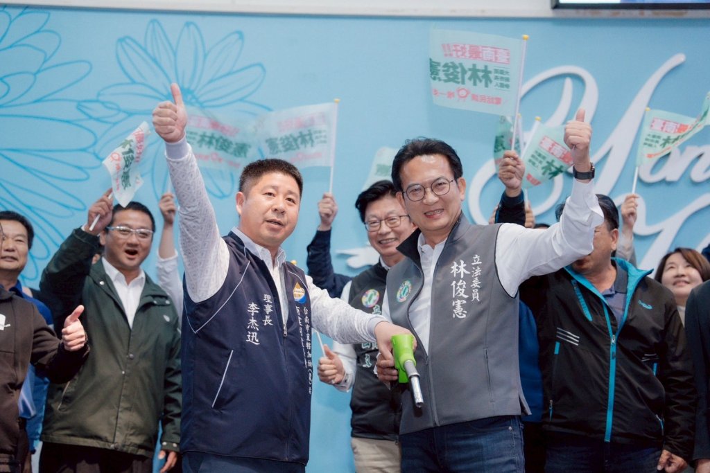 台南市直轄加油站公會力挺林俊憲 致贈加油槍頭 期盼為台南發展「加滿油」