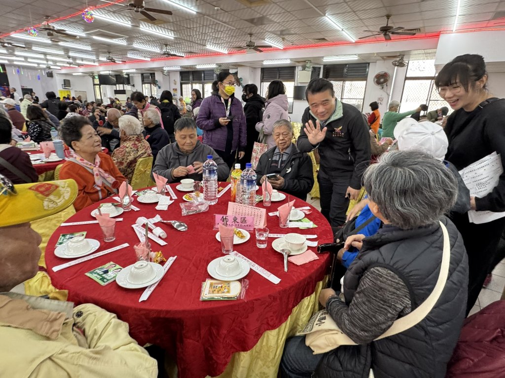 寒冬送暖 東區公所協辦好人好事獨老春節聯歡會