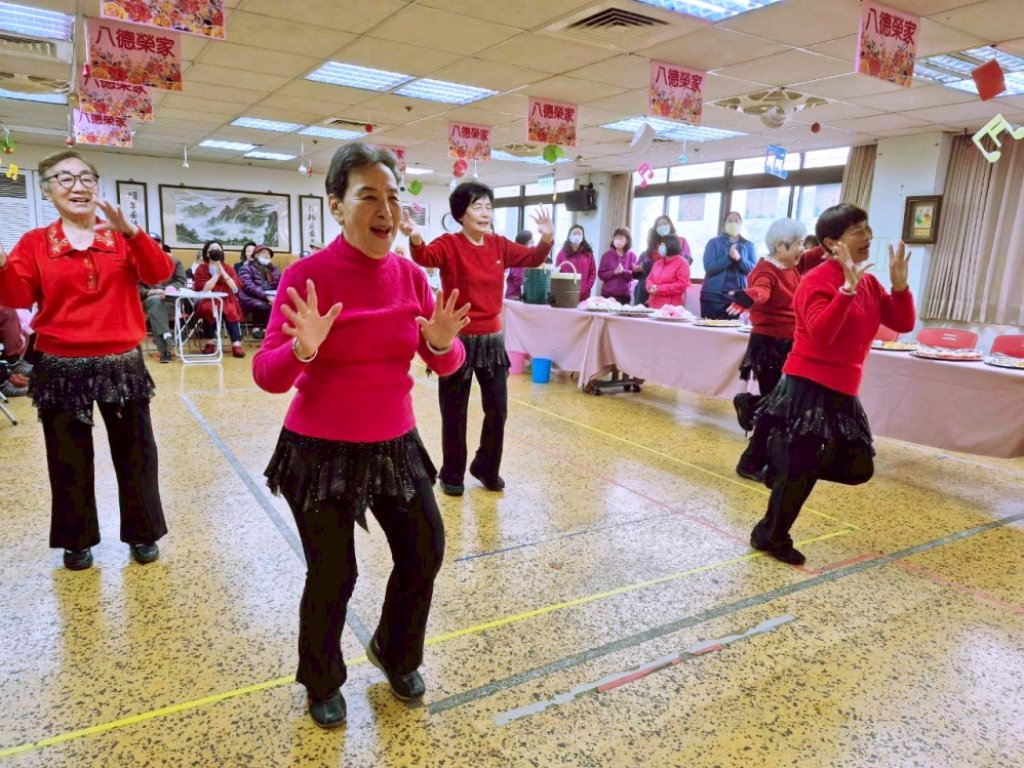 八德榮家慶賀榮民傅傳銘爺爺百歲嵩壽　排舞社住民獻上舞蹈表演增添慶生活動歡樂氣氛