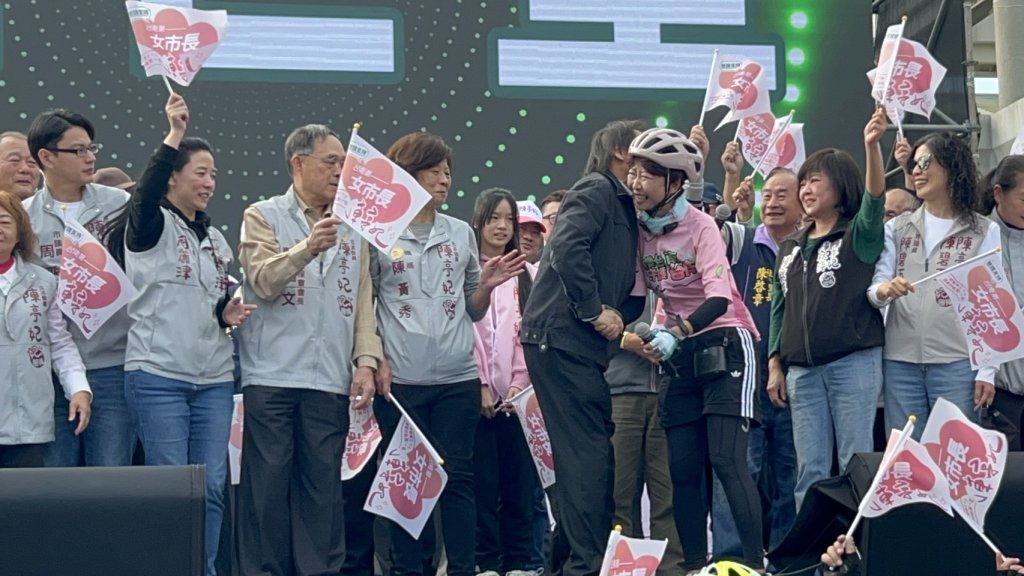 「鐵馬37區・前進市政府」現場超過3萬人與立委王世堅一起為陳亭妃加油 現場超級感動與歡樂