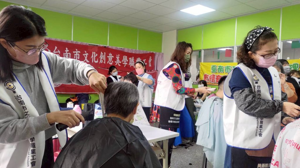 勞工局結合志工辦理愛心義剪 關懷行動溫暖院生心靈