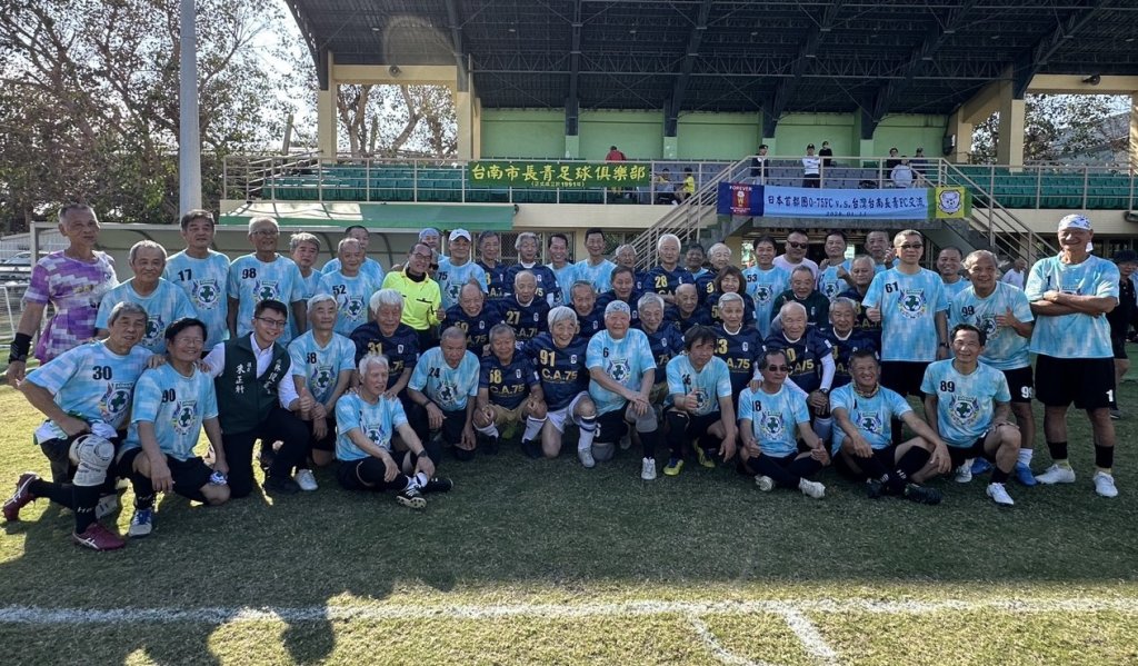 平均75歲以上照樣拚! 日籍高齡足球隊來台南交流　踢出台日情誼