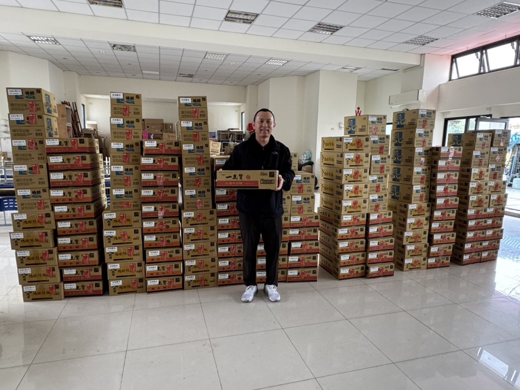 和順工業區廠商協進會歲末感謝警察、消防員、台電人員 致贈泡麵、水餃、火鍋料慰勞辛苦的大英雄