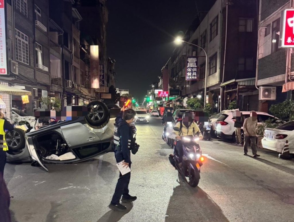 自小客車逆向擦撞路邊小貨車後翻覆   警方於曾男車上查獲毒品