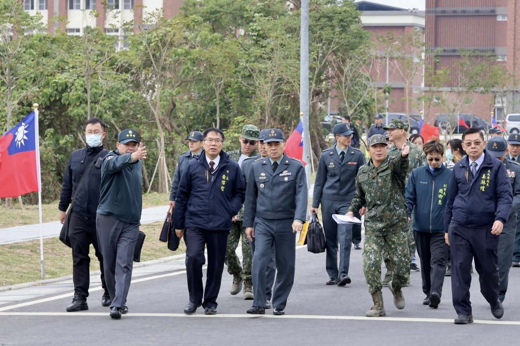 黃偉哲視察關廟新砲校營區 協助官兵完善營區生活機能