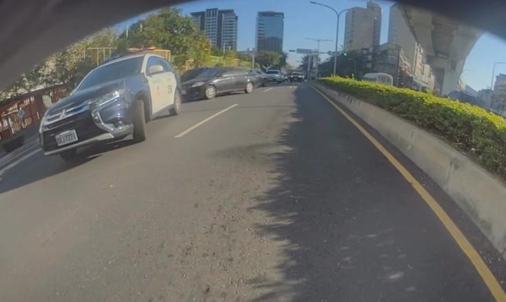 男子拒檢跑給警察追結果慘了！吃完罰單再吊銷駕照