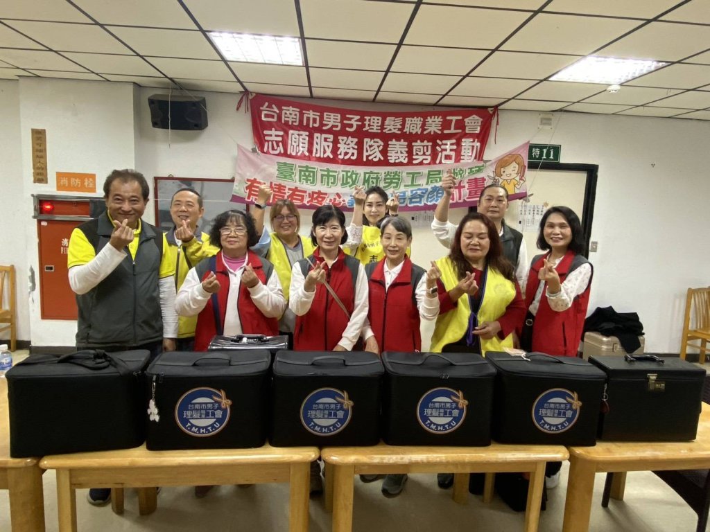 勞工局偕同志工義剪送暖新營醫院 做工行善團以行動關懷住院病患