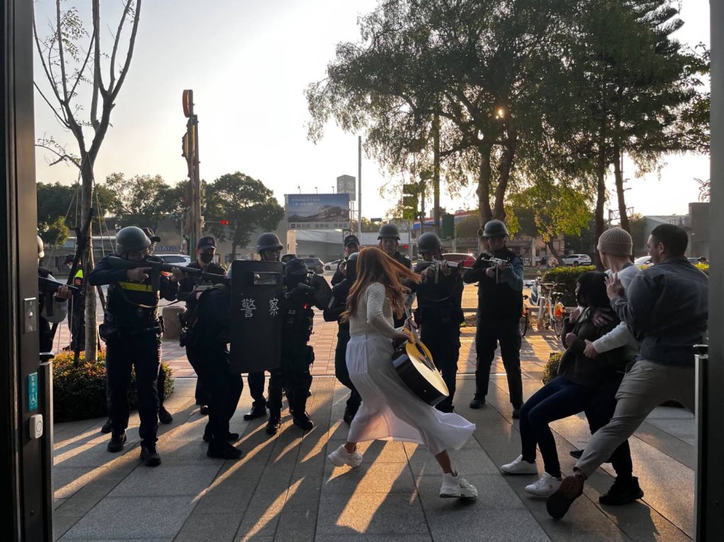 「有人知道文林北路上在捉什麼嗎？」北投警演練太逼真 快打擒搶匪引圍觀