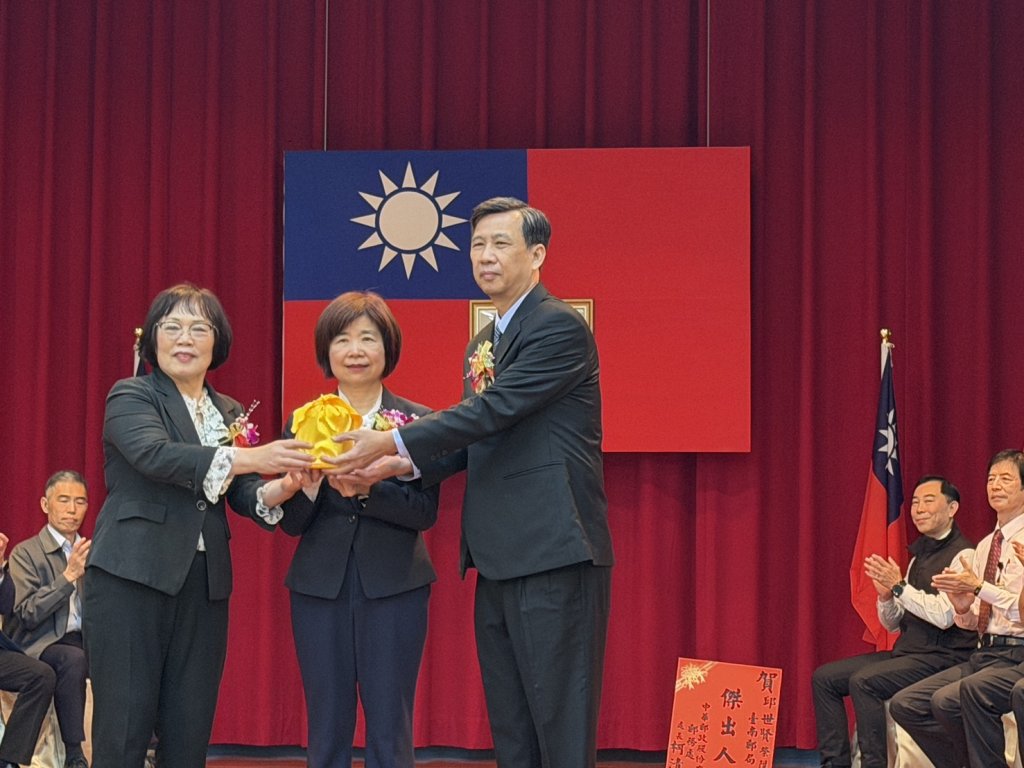 台南郵局局長梁麗妍榮退 由邱世賢接棒局長