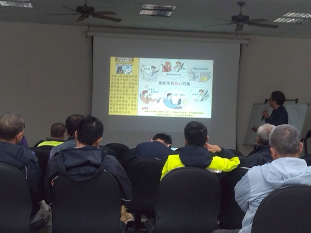 交通警察大隊向新市、東山清潔隊 強化職業駕駛防禦意識 降低清運作業風險