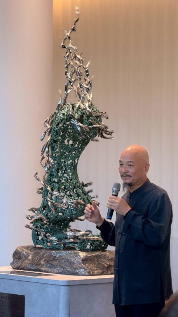 許文融大師現場揮毫引領國風之美 《美麗傳說》旅運中心雕塑揭幕