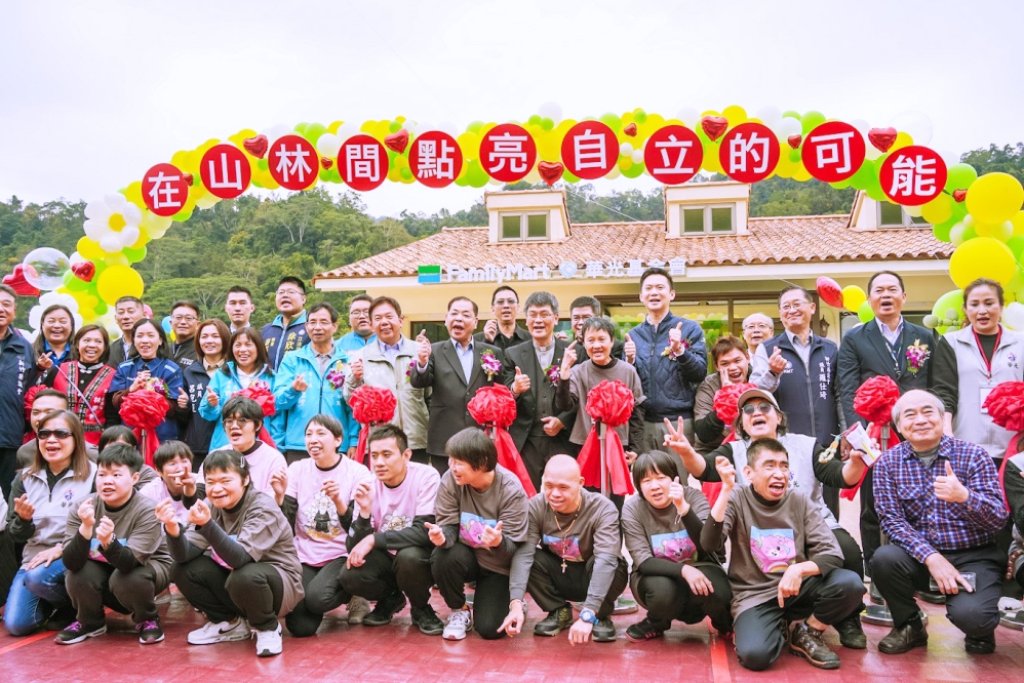 華光社福x全家便利商店　合作設立全台首家由便利商店與社福機構共同合作庇護工坊門市全家華光店