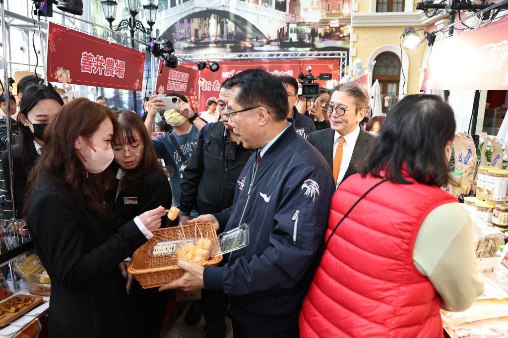 台南市長黃偉哲到板橋大遠百推銷台南農產年節好禮品