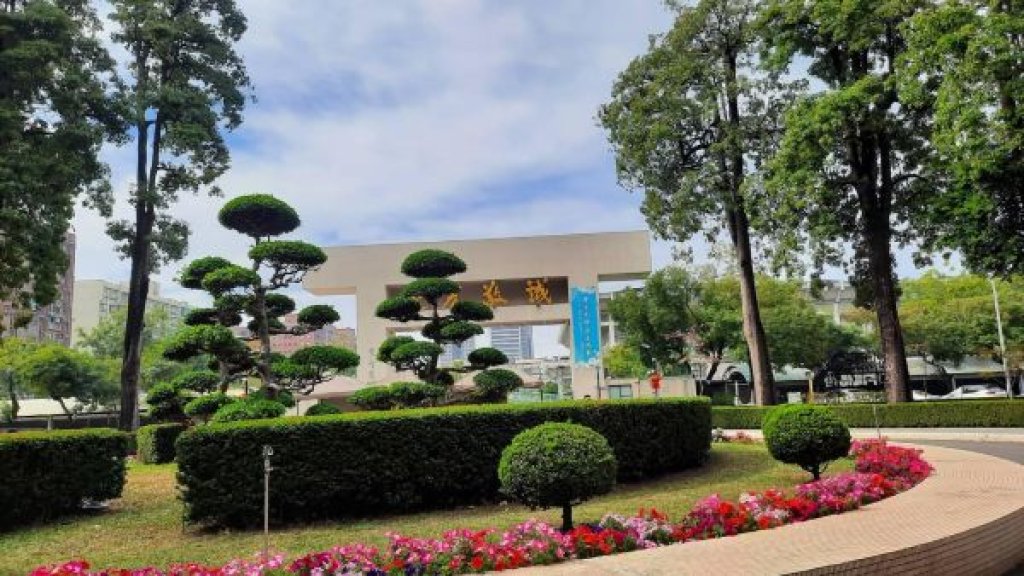 大學學測首日 高雄一考區考生及家長滿意考場及休息室規劃 數學A缺考106人、自然缺考116人