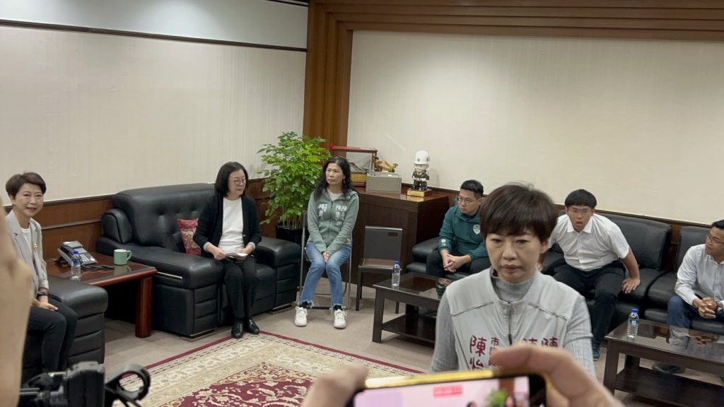 兩派破冰？陳亭妃拜會台南議長邱莉莉 挺憲議員可惜陳立委不簽協議書