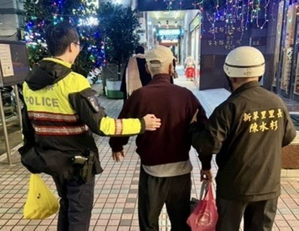 八旬客家老婦忘記回家的路 警客語安撫長者助返家