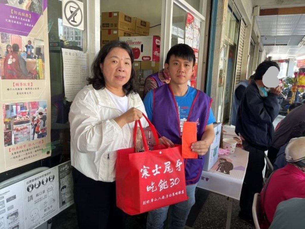 寒冬暖心相伴　陳麗珍議員攜人安送溫暖