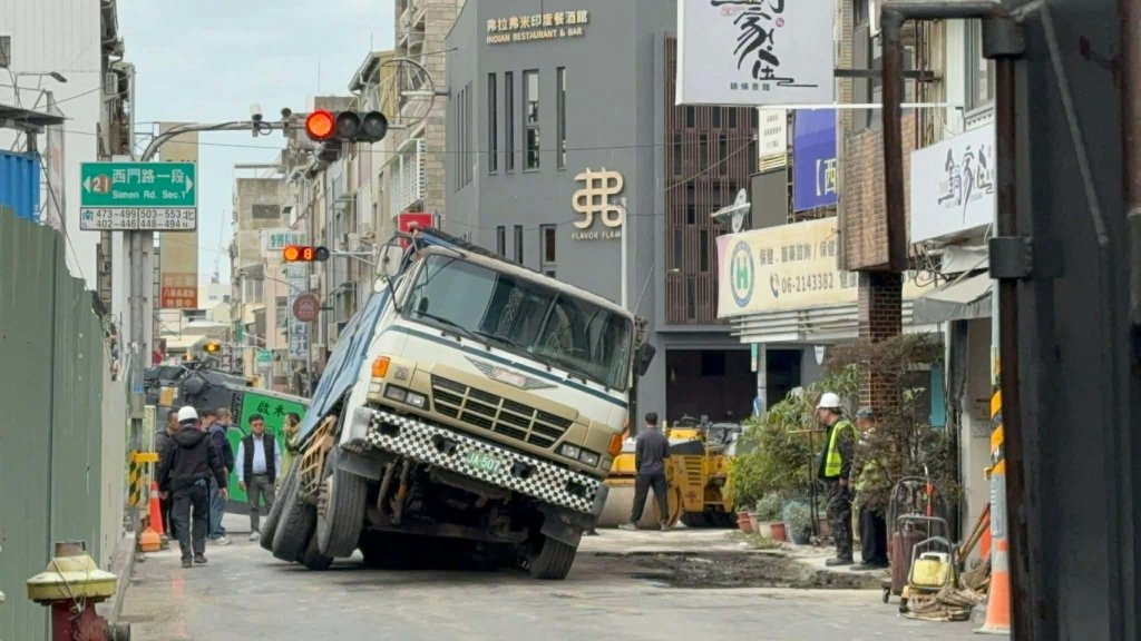 台南五妃街再現天坑！疑自來水管破裂掏空地基 工務局緊急灌漿搶修