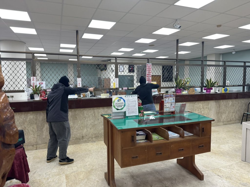 苗警防搶演練~太逼真 民眾嚇壞