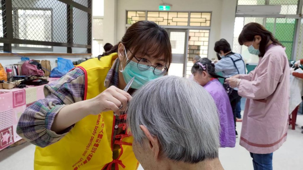 志工巧手傳遞愛 南市公益義剪讓住民煥然一新