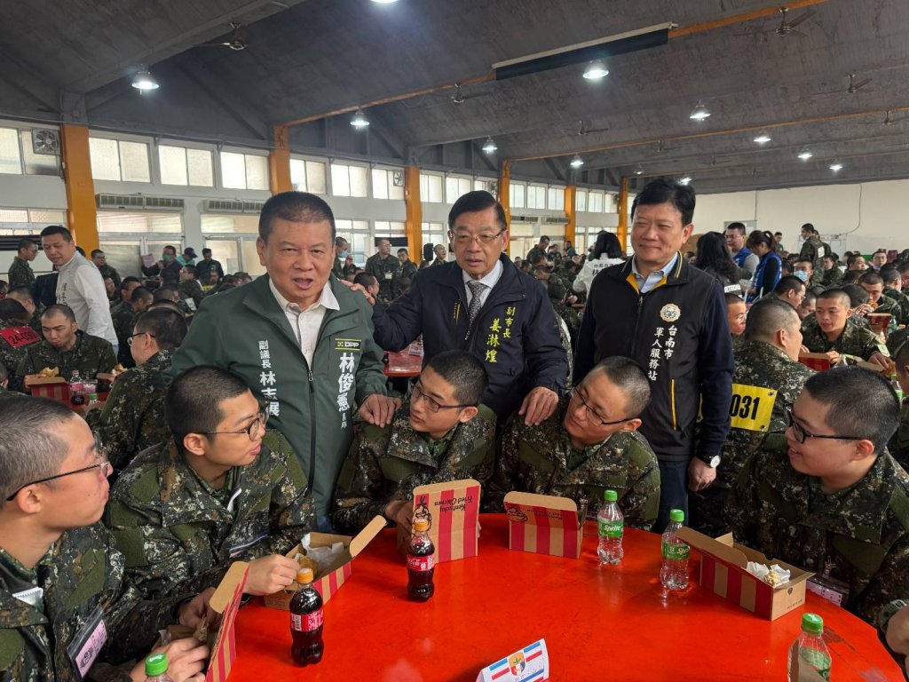 臺南市副市長姜淋煌慰問新訓役男 致贈慰勞品祝賀佳節
