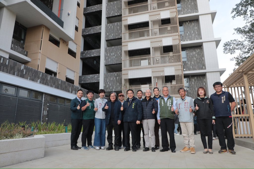 台南社宅指標「宜居小東」反應熱烈 3150人申請搶租376戶 黃偉哲開箱盼讓民眾盡快入住