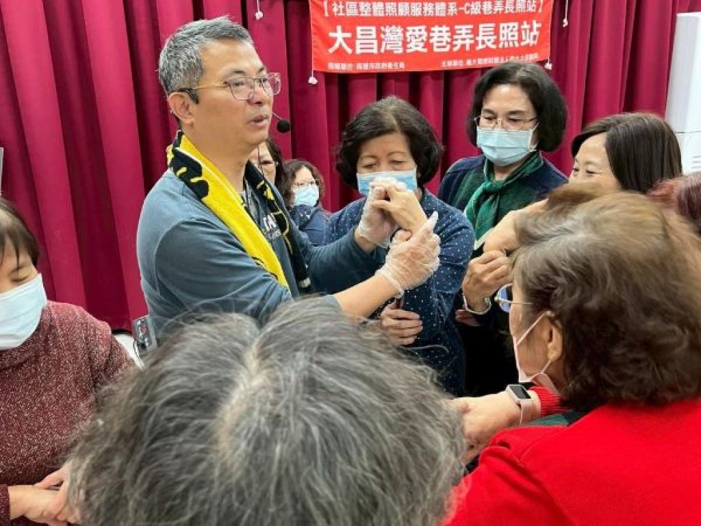  義大大昌醫院打造「冬日療癒補給站」 寒冬送暖進社區 陪伴長者健康過冬
