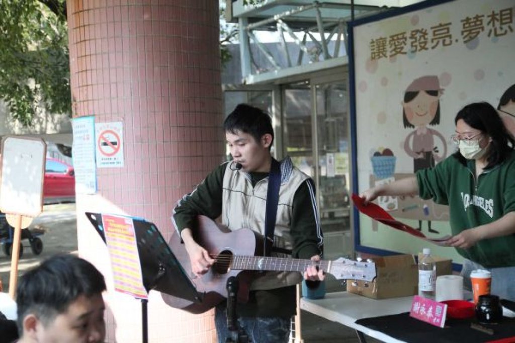 揮毫迎新春 身心障礙者走入社區傳遞祝福