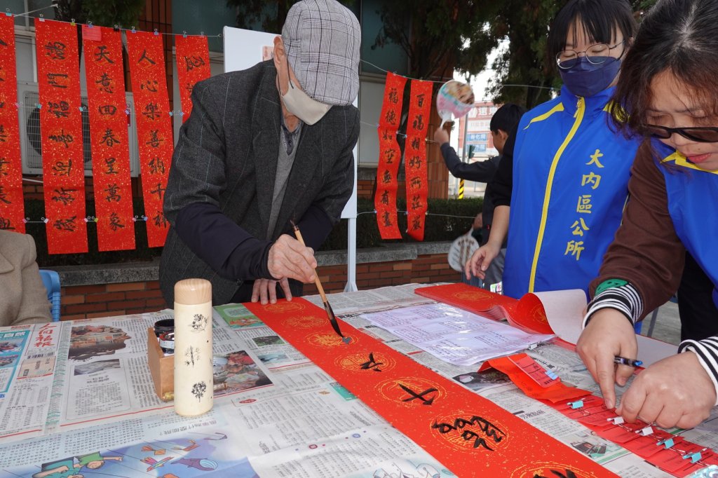 大內區公所舉辦新春揮毫暨政令宣導活動 現場熱鬧非凡