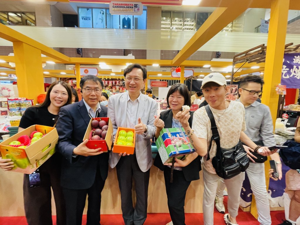 臺南蜜棗前進新加坡高島屋熱銷 黃偉哲攜手網紅直播帶貨 國際買氣再升溫
