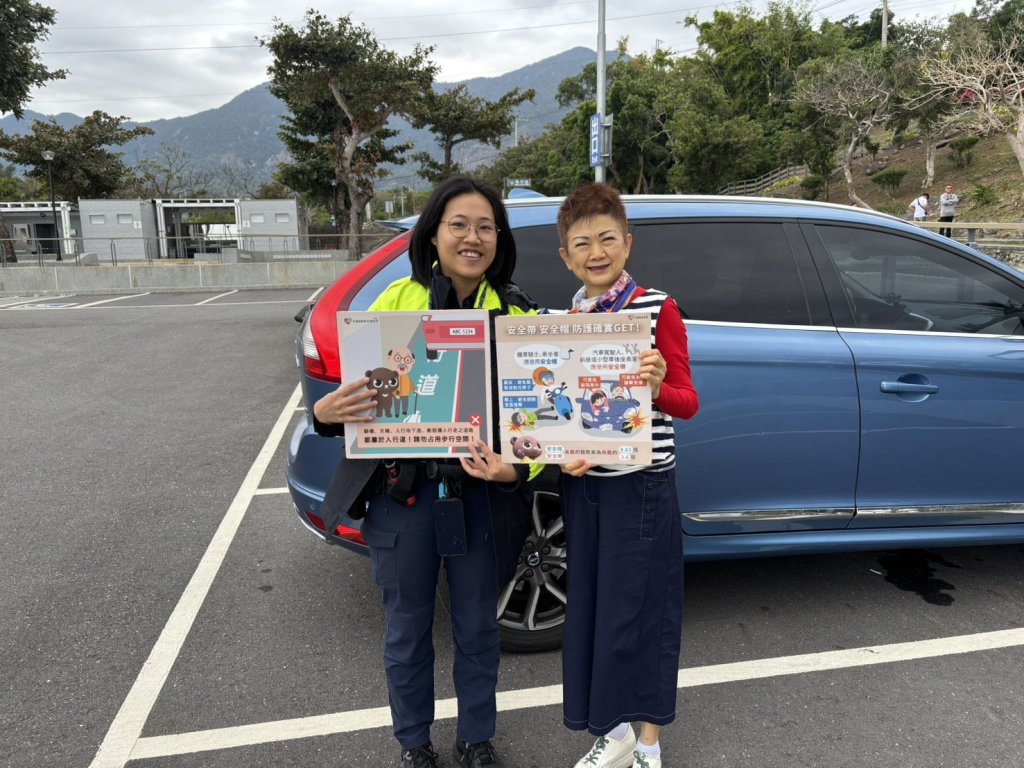 熱門景點人車多│都蘭警在「水往上流」宣導交通安全