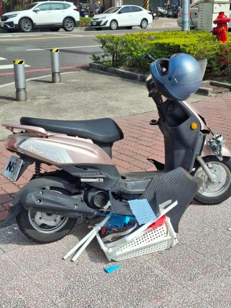 自小客車與機車碰撞 女騎士噴飛送醫