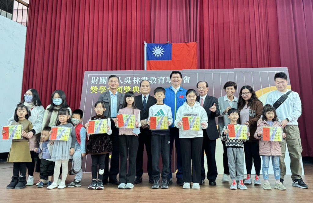 前教育部長吳清基春節前夕送暖 返鄉頒發清寒獎學金