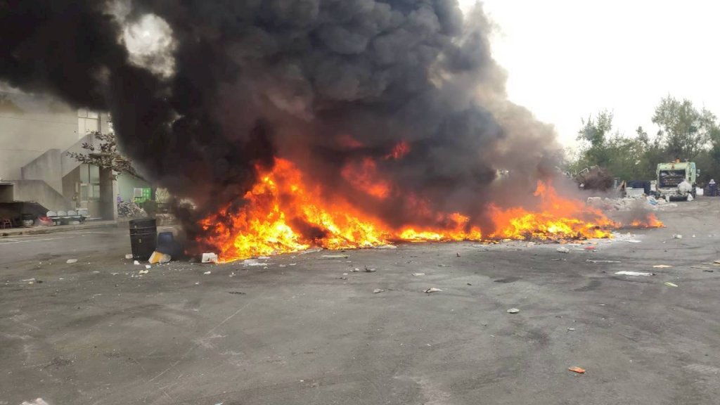 鋰電池產品垃圾未經分類，直接丟入垃圾車斗引發火災 消防局呼籲民眾注意大眾安全