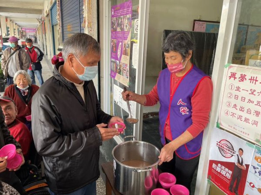 人安基金會楠梓平安站攜手義工分享臘八粥溫暖寒士