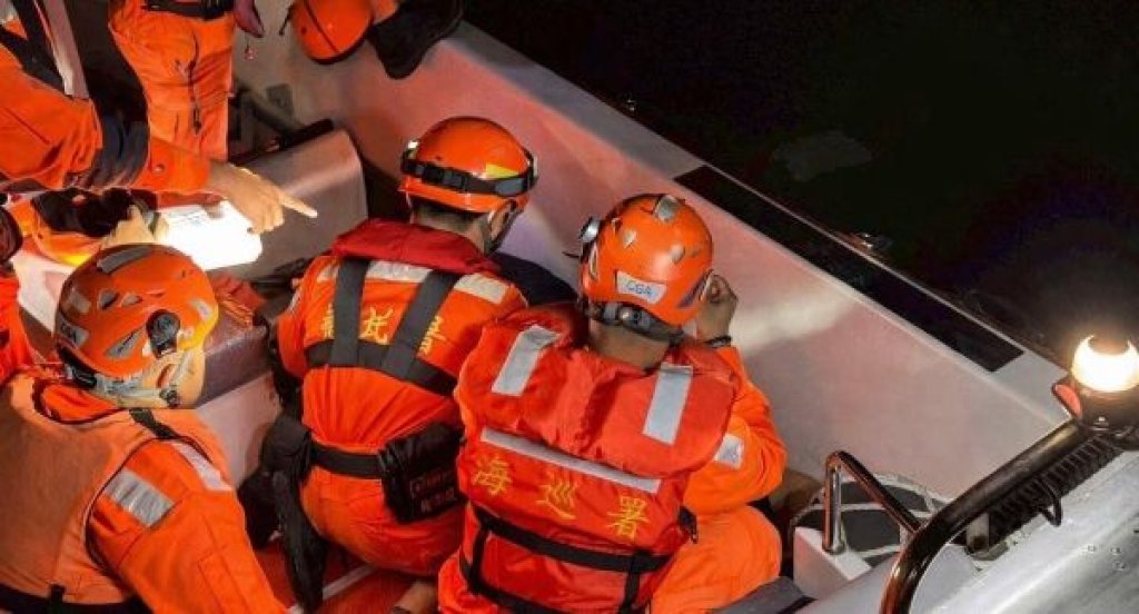 海巡人員聞聲馳援  落海民眾成功救援 落海民眾後送診治