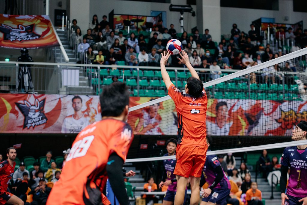 臺北伊斯特職業排球隊頂住決勝局擊敗桃園雲豹　主場兩連戰收官告捷