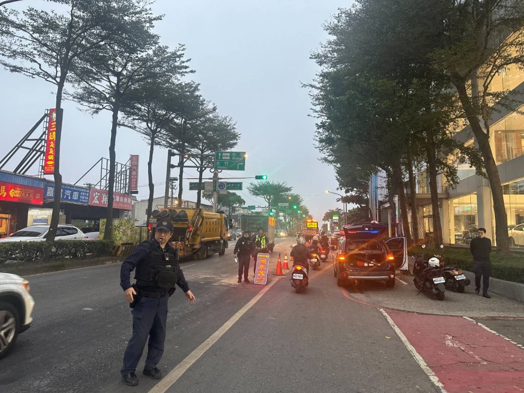 貨車洩漏「液鹼」害機車騎士滑倒 桃警封鎖路段與環保單位清潔路面避免危險