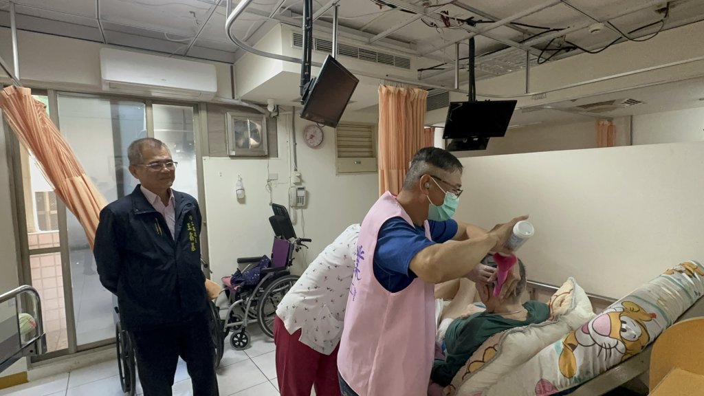 志工巧手剪出溫情 義剪活動為長者帶來新氣象